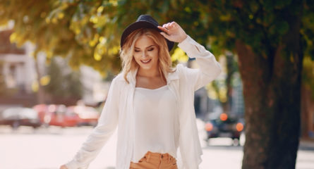 oameni-fericiti-se-imbraca-modest