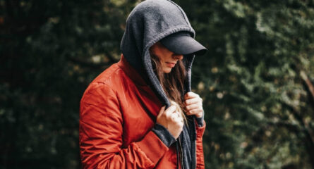 esti-inconjurat-de-oameni-ipocriti