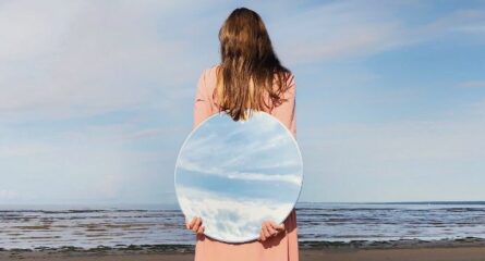 lumea-este-o-oglindire