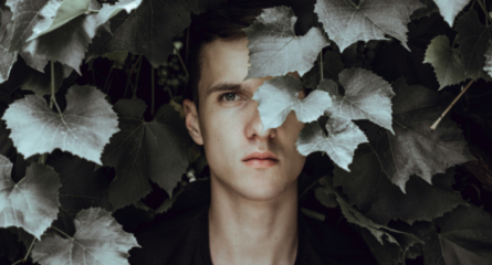 tradatorii-scuipa-acolo-undei-beau